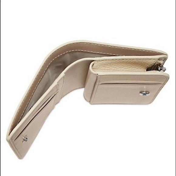 Authentic Marc Jacobs
Mini Compact Wallet - Picture 4 of 12